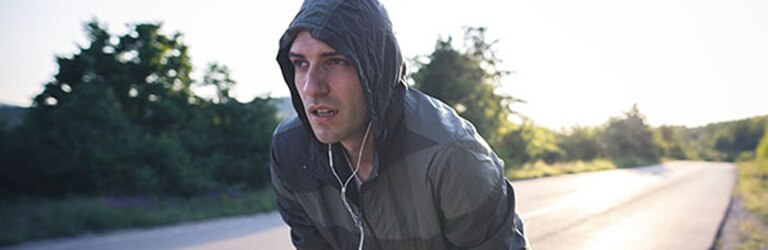 Joven con mancha de sudor en la ropa