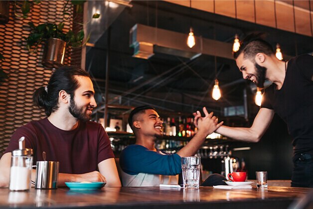 3 que se encuentran en un cafe