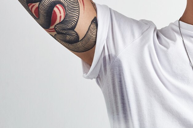 Ilustración de parte del brazo de un joven con tatuajes