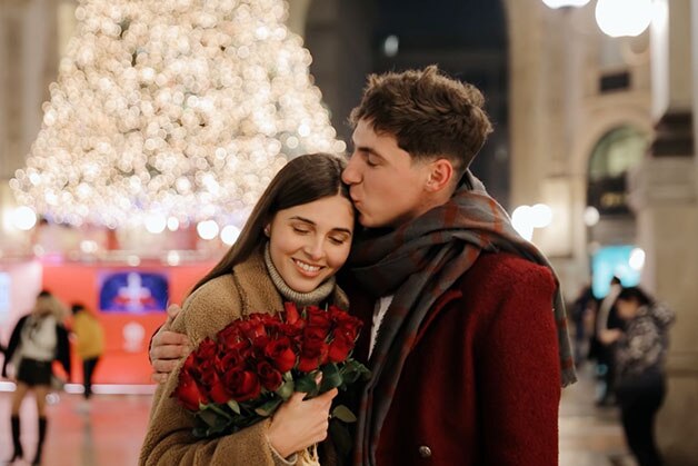 Pareja en un picnic romántico 