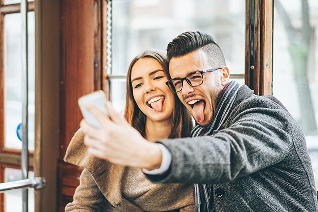 pareja tomandose una selfie