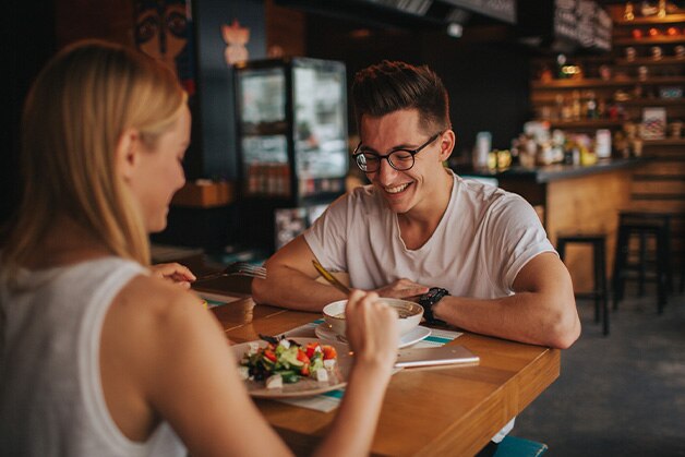 Pareja almorzando en un restaurante