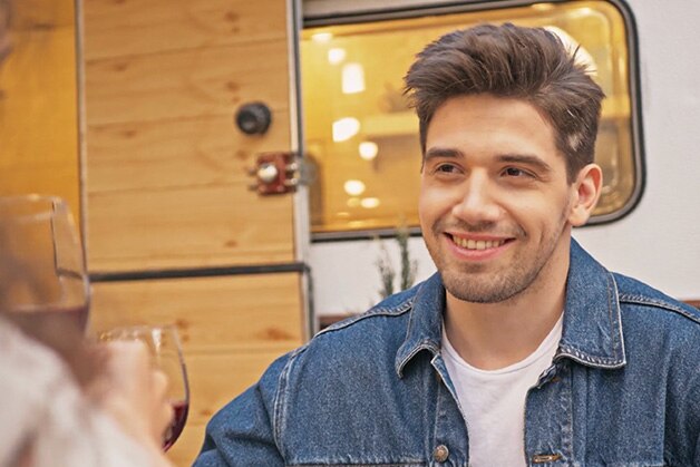 Hombre observando alguien al frente y tomando vino