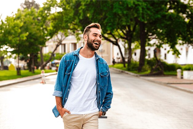 Hombre con chaqueta y jeans caminando