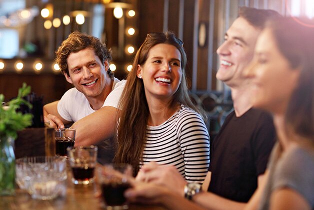 Grupo de personas sonriendo en un bar