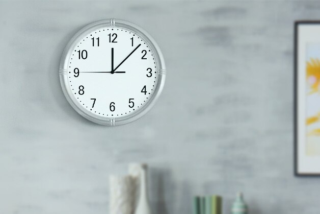 Imagen de reloj color gris marcando mediodía 