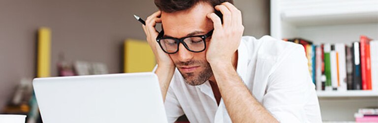 Joven con mancha de sudor en la ropa