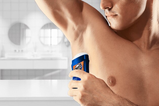 Hombre aplicandose desodorante speed stick