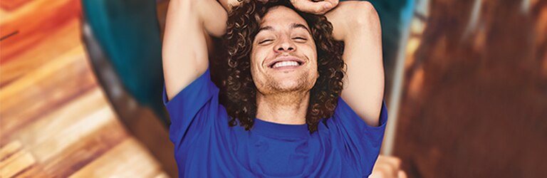 Joven con mancha de sudor en la ropa