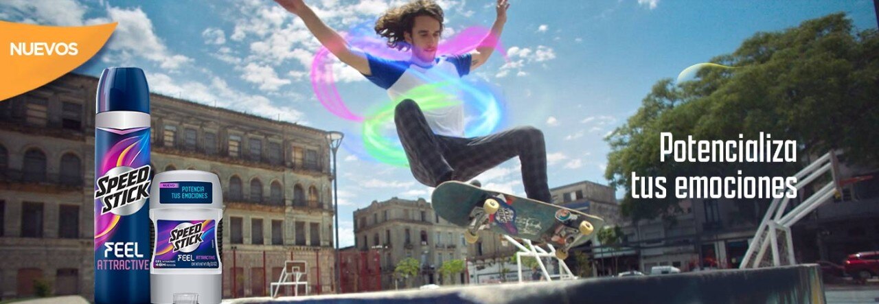 Chico en patineta usando el nuevo Speed stick feel atractive