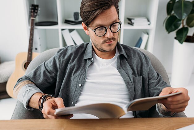 Hombre leyendo