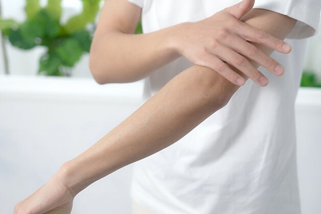 Hombre aplicandose protector solar